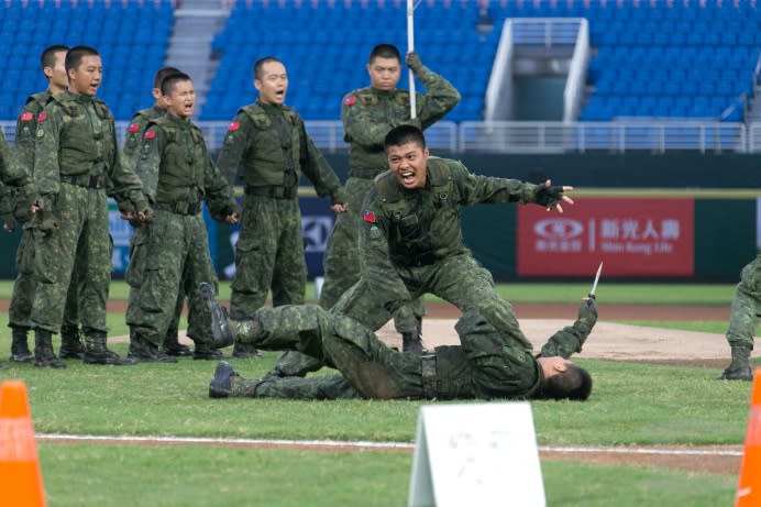 陸軍特戰官兵23日在暖場活動中展現訓練成果。（軍聞社記者周昇煒攝）