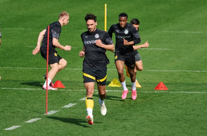 Borussia Dortmund's Mats Hummels takes part in a training session ahead of Wednesday's UEFA Champions League semi-final match against Paris Saint-Germain. Bernd Thissen/dpa