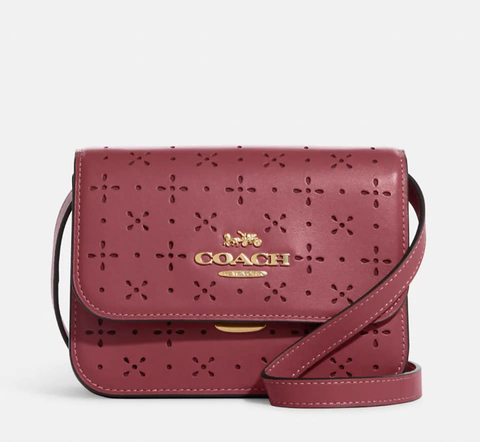 Este emblemático bolso de mano de Coach Outlet tiene un descuento de 179 dólares esta semana