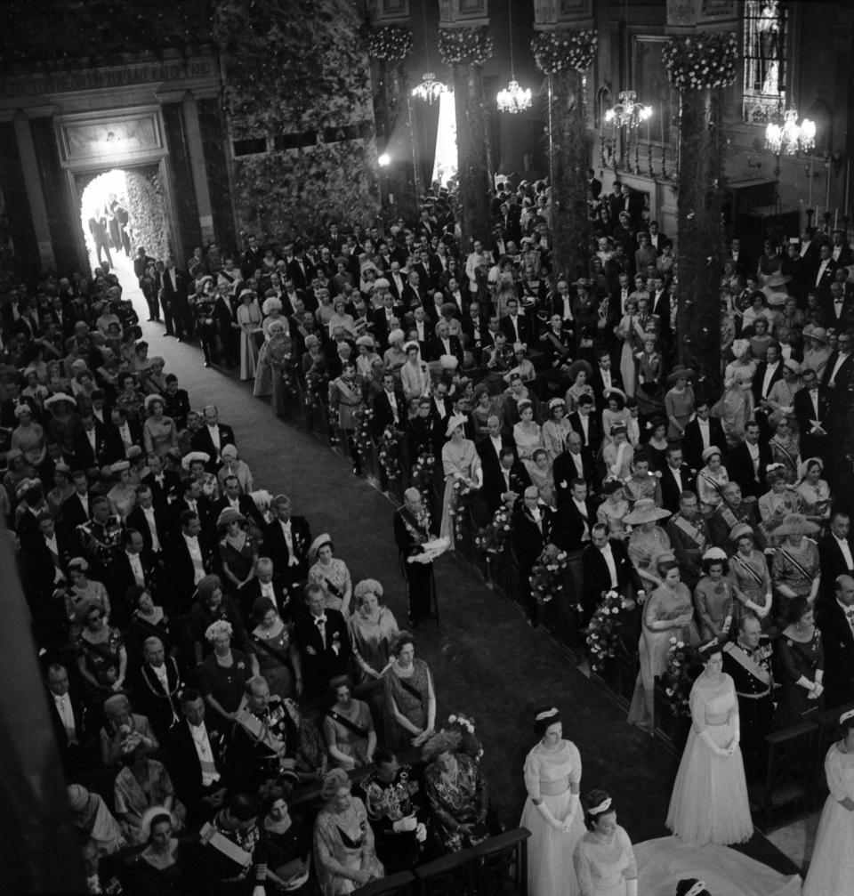 45.000 claveles decoraron la catedral de San Dionisio Areopagita