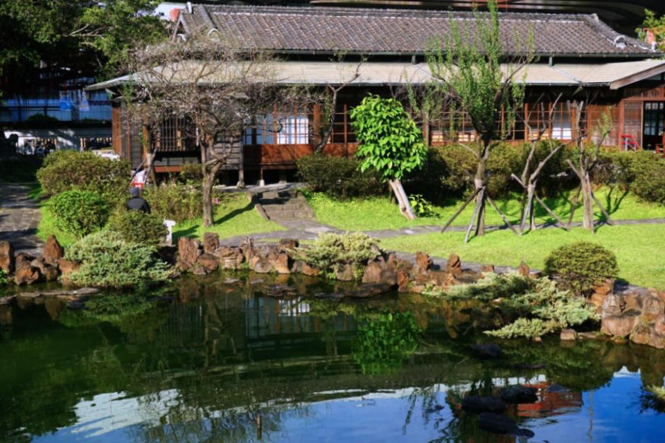 百年日式建築、庭園美景和梅樹，值得一訪。