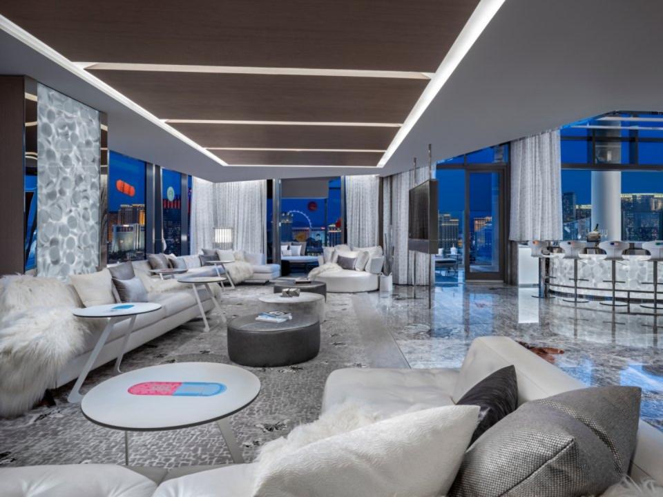 En la imagen, uno de los salones de The Empathy Suite, la habitación de hotel más cara del mundo. Se encuentra en el Palms Casino Resort de Las Vegas, uno de los centros turísticos más famosos de la ciudad de Nevada (Estados Unidos). (Foto: <a href="http://www.palms.com/stay/sky-villas/the-empathy-suite-sky-villa" rel="nofollow noopener" target="_blank" data-ylk="slk:Palms Casino Resort;elm:context_link;itc:0;sec:content-canvas" class="link ">Palms Casino Resort</a>).