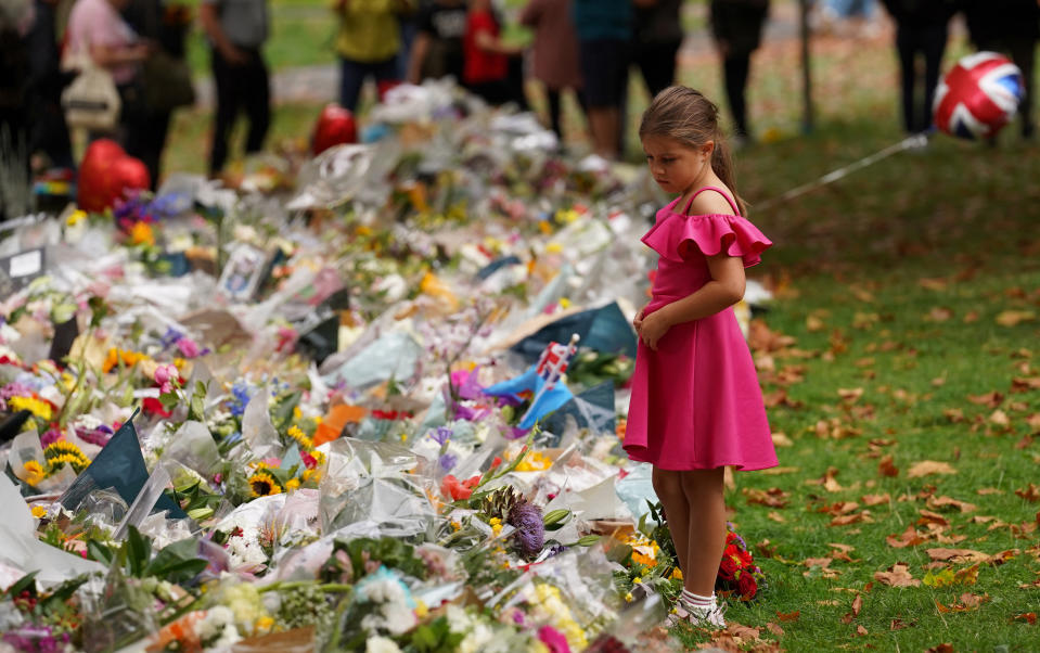 <p>Tausende von Menschen trauern um ihre Königin. Ein Mädchen vor dem Buckingham Palace blickt traurig auf das Meer von Blumen (Bild: REUTERS/Maja Smiejkowska)</p> 
