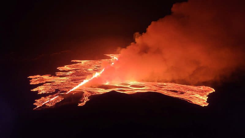 Una erupción volcánica tiene lugar, cerca de Grindavik, Islandia, el 16 de marzo de 2024, en esta imagen obtenida por Reuters