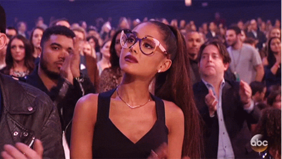 Auch Sängerin Ariana Grande hatte bei den AMAs in die Trendkiste gegriffen. Ihre extravagante Cat-Eye-Brille ist das perfekte Statement-Accessoire für den richtigen Durchblick. (Bild: Screenshot ABC News)