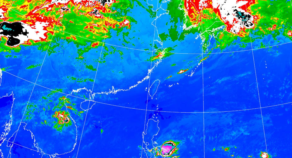 今（26日）鋒面通過、東北季風增強，北部及東北部天氣稍轉涼，有局部短暫陣雨，午後中南部山區亦有局部短暫陣雨。（圖取自中央氣象署網站）