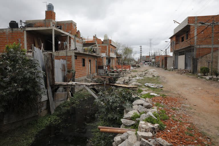 El barrio Santa Catalina, en Lomas de Zamora, donde los vecinos cruzan por encima de un arroyo de desechos cloacales al salir de sus casas