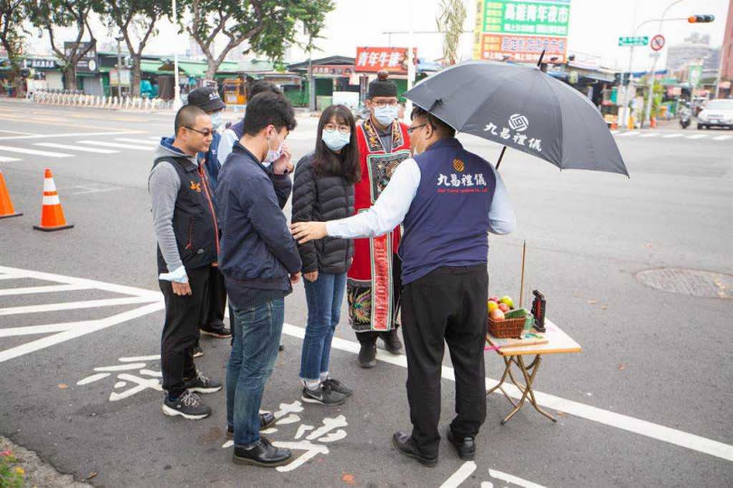 陳姓男死者哥哥現場蔡女姊姊鞠躬道歉，招魂終於成功。（圖／中國時報袁庭堯攝）