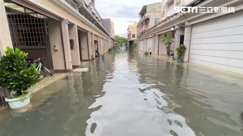 屏東縣東港鎮淹水灌進民宅呈現「我家門前有小河」狀態，居民苦不堪言。（圖／翻攝畫面）