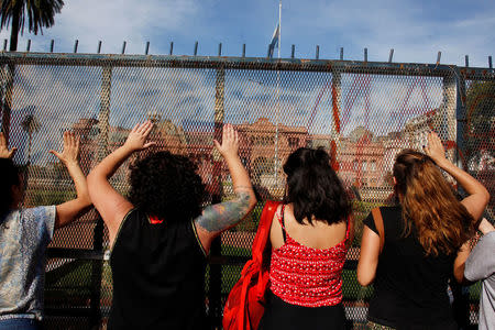 Protesters bang against a fence surrounding the presidential palace during a march of Argentina's National General Confederation of Labor (CGT) in solidarity with striking teachers in Buenos Aires, Argentina March 7, 2017. REUTERS/Martin Acosta