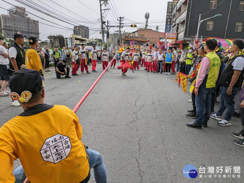 彰化南瑤宮開基三媽潦溪回鑾，彰化市區繞境，上千民眾跪拜獻花迎轎。