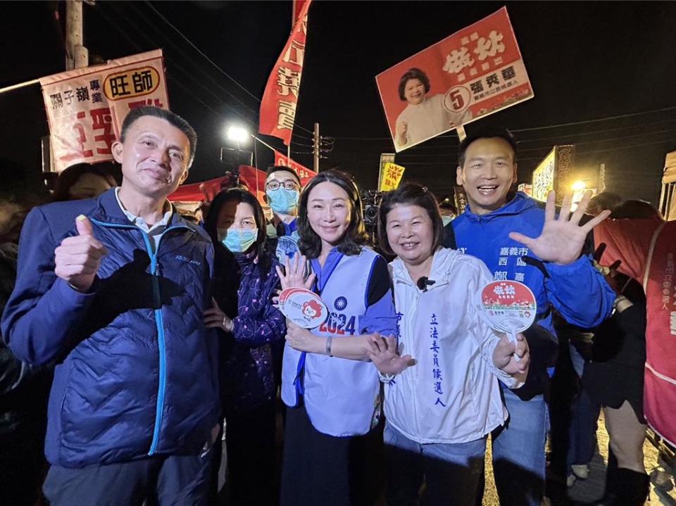 韓國瑜太太李佳芬今6日陪同國民黨籍立委候選人張秀華到首日試營運的湖美夜市掃街拜票。（呂妍庭攝）