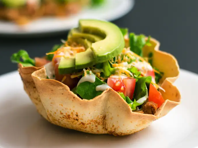 Taco-Salate können erfrischend sein, aber sie können auch fettig werden, wenn ihr euer Fleisch nicht vorher kühlt.  - Copyright: Shutterstock