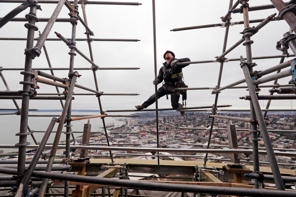 <p>Die „Space Needle“ wird renoviert: Der 180 Meter hohe Aussichtsturm in der US-Stadt Seattle wurde 1962 errichtet und wird nun für rund 100 Millionen Dollar erneuert.<br> (Bild: AP Photo) </p>