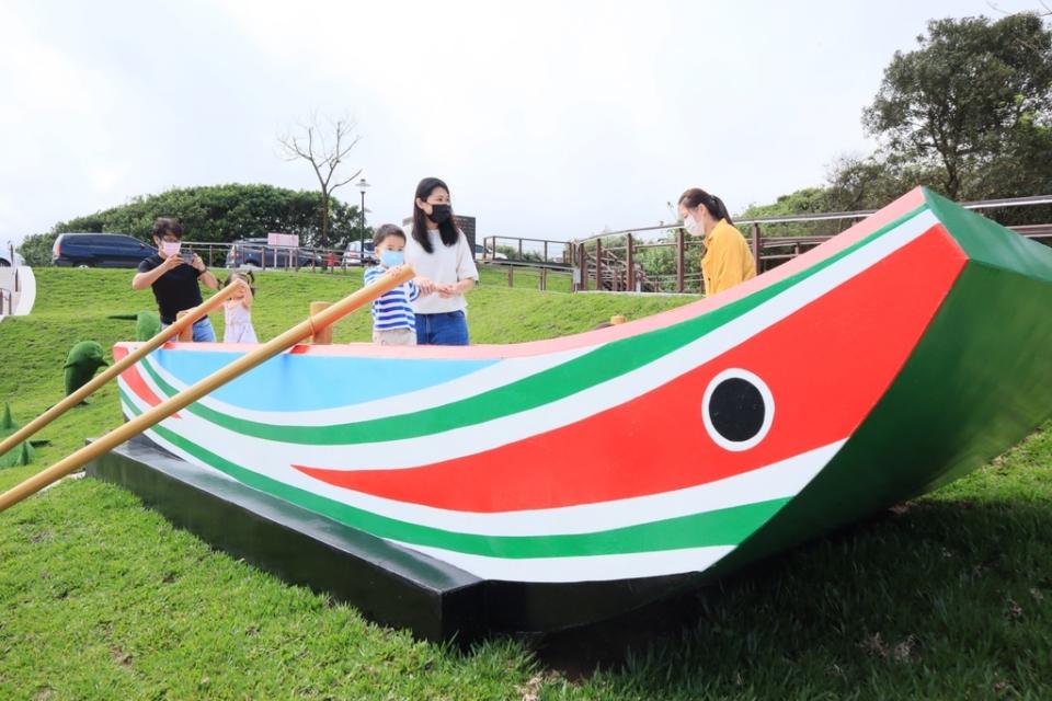 《圖說》幸福雙心特色公園，結合當地傳統捕魚文化，製作「牽罟織夢網」裝置藝術及舢舨船造型座具等互動式體驗設施。〈工務局提供〉