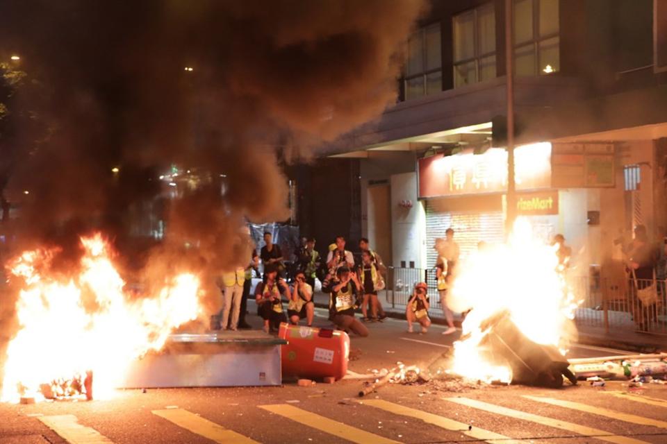 香港警察隊員佐級協會發聲明譴責反送中14日與15日遊行，批評示威者違法暴力與破壞，圖為15日面對港警強力清場，示威者沿途焚燒雜物。（中央社檔案照片）