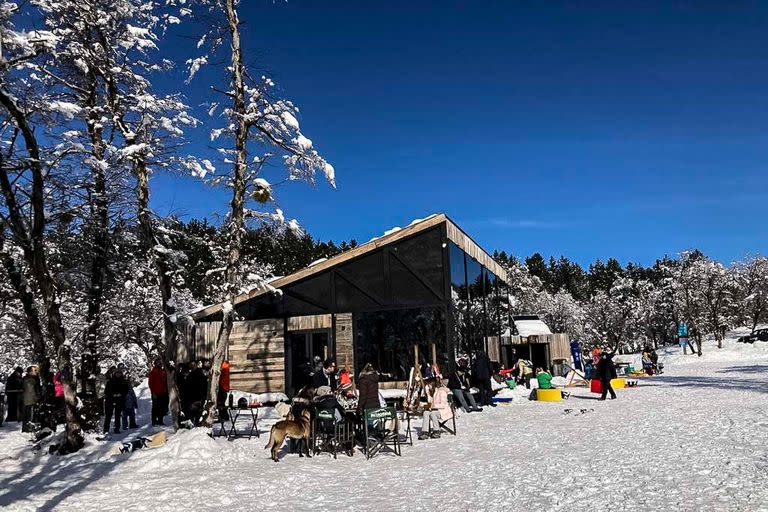 Además de pistas para todos los niveles de los amantes de la nieve, Lago Hermoso Ski & Resort ofrece espacios gastronómicos únicos