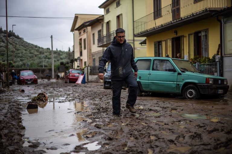 Un hombre camina por las calles inundadas de Montermurlo. (Photo by Federico SCOPPA / AFP)