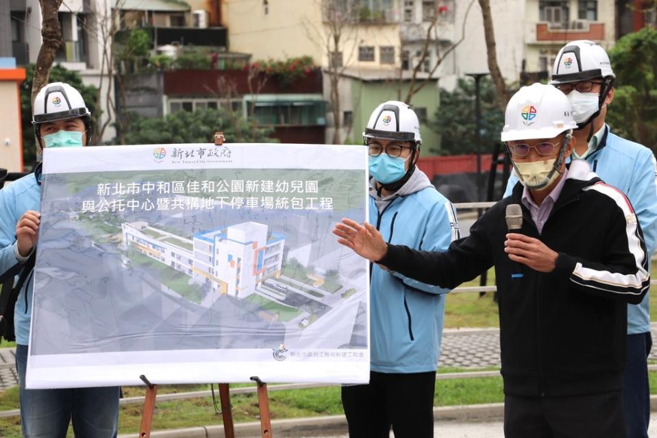 《圖說》工務局長詹榮鋒向現場民眾及地方民意代表補充說明，佳和公園多目標綜合大樓工程細項。〈工務局提供〉