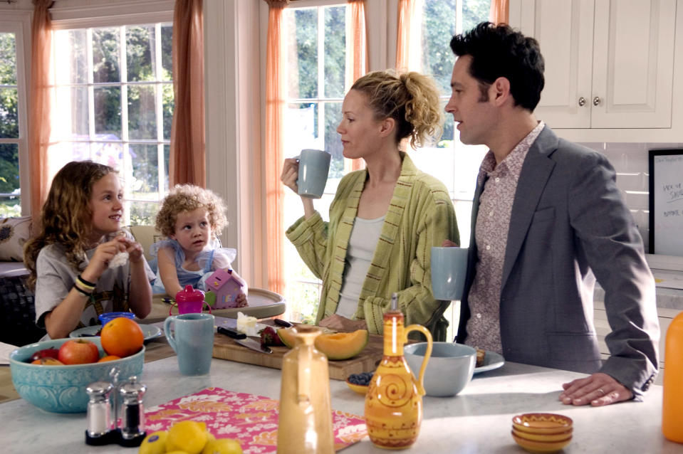 Maude Apatow, Iris Apatow, Leslie Mann and Paul Rudd in Knocked Up