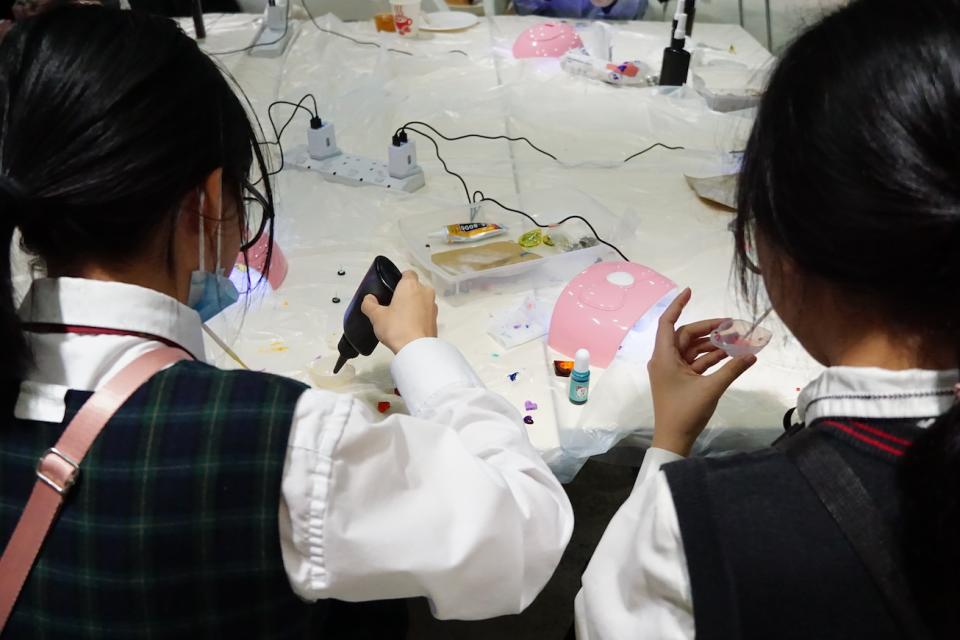 活動設工作坊，來參觀的中小學生利用微塑膠製作耳環、戒指等飾物。