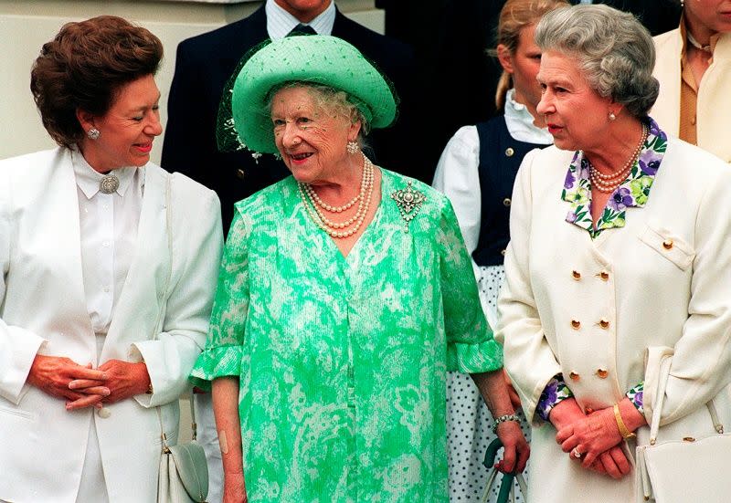 ▲伊莉莎白王太后（中）與長女伊莉莎白二世（右）、么女瑪格麗特（左）合影。攝於1993年。（圖／美聯社／達志影像）
