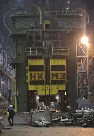 An employee works walks past machinery at the VSMPO-Avisma factory in Verkhnyaya-Salda, some 1,800 km (1,100 miles) east of Moscow, in this November 7, 2013 file photo. REUTERS/Svetlana Burmistrova/Files