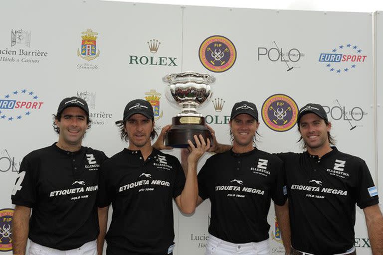 Ellerstina, en el podio: Juan Martín Nero, Pablo Mac Donough, Gozalo (h.) Pieres y Facundo Pieres