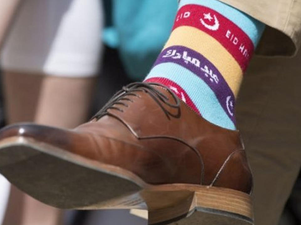 Justin Trudeau steht für Toleranz und Weltoffenheit, die bewies er auch bei der Gay-Pride-Parade in Toronto. Zu diesem Anlass trug er Regenbogensocken und zeigte seinen Zuspruch zur homosexuellen Community. Aber nicht nur das: Auf den Socken war in arabischer Schrift “Eid Mubarak” gestickt. Die Grußformel bedeutet so viel wie: “Gesegnetes Fest”. Da die Parade mit dem Ende des Ramadans zusammenfiel eine passende Geste. Trudeau sagte, dass es darum ginge “Menschen einzubeziehen und all die verschiedenen Identitäten, die Kanada so außergewöhnlich und stark machen.” (Bild-Copyright: Nick_Ashdown/Twitter)