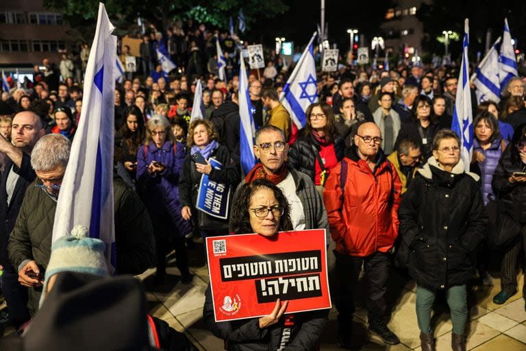 Protestas en Tel Aviv en reclamo por los rehenes de Hamas. (AHMAD GHARABLI / AFP)