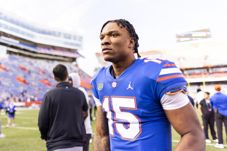 GAINESVILLE, FLORIDE – 27 NOVEMBRE: Anthony Richardson # 15 des Florida Gators regarde après avoir vaincu les Florida State Seminoles 24-21 lors d'un match au stade Ben Hill Griffin le 27 novembre 2021 à Gainesville, en Floride.  (Photo de James Gilbert/Getty Images)