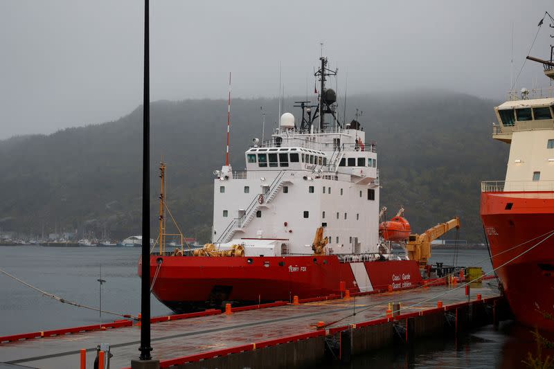 El buque guardacostas canadiense (CCGS) Terry Fox se prepara para partir en apoyo de la búsqueda del sumergible desaparecido OceanGate Expeditions, que transporta a cinco personas para explorar los restos del Titanic hundido, en el puerto de San Juan