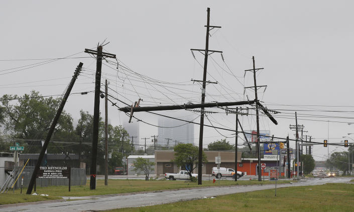 <p>Damaged power lines are pictured in Oklahoma City, Saturday, April 29, 2017. Severe thunderstorms have toppled tree limbs and power lines and caused minor flooding across Oklahoma. (Sue Ogrocki/AP) </p>