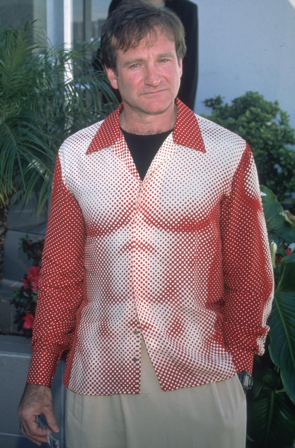 <p>El ganador del Oscar por 'El indomable Will Hunting' (1997) dejó claro que la moda también puede ser divertida con este look. Fue en 1995 cuando le vimos con una camisa de Jean Paul Gaultier que simulaba un torso musculado. (Foto: Fotos International / Getty Images)</p> 