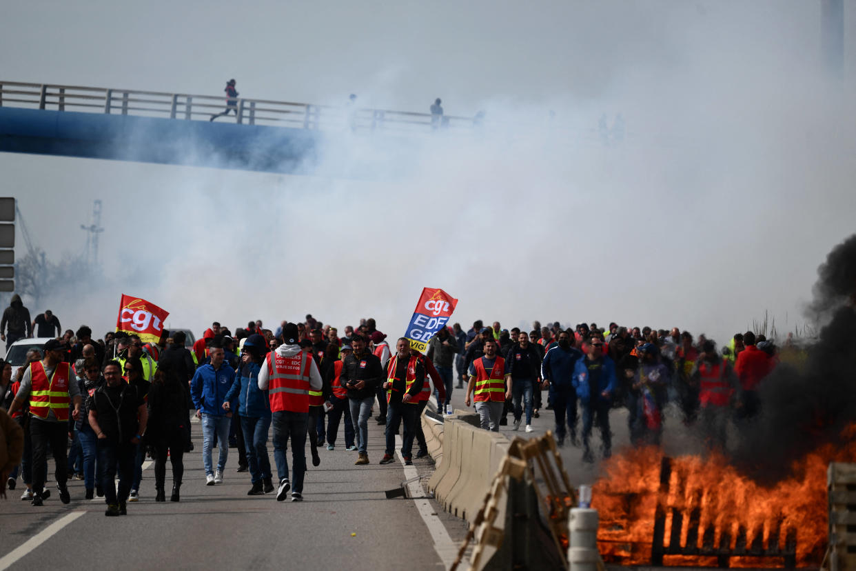 Des grévistes contre la réforme des retraites devant le dépôts de Fos-sur-Mer, le 21 mars 2023.