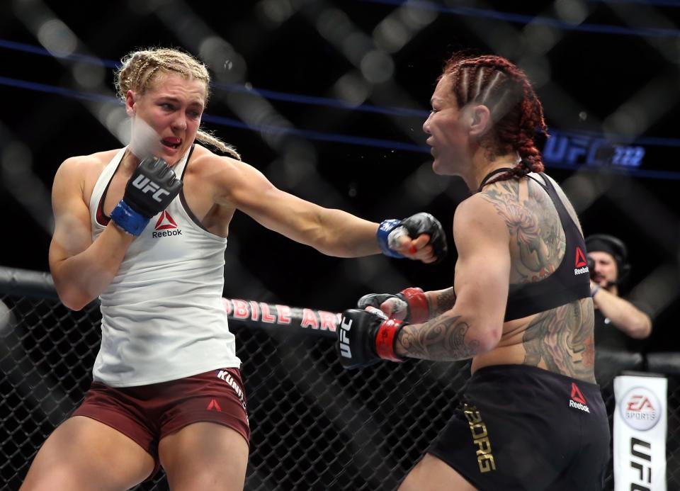 Cris Cyborg acecha a Yana Kunitskaya en la pelea estelar de la UFC 222 en el t T-Mobile Arena. / Foto: Getty Images