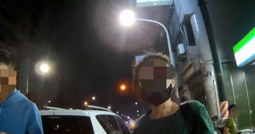 高雄警攔查違規，意外逮落34歲無照潘男及通緝犯26歲劉女，並在車上藏有毒品，依詐欺通緝和毒品罪送辦。（圖／翻攝畫面）