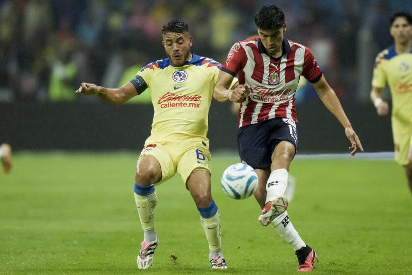 America's Jonathan dos Santos, left, and Guadalajara's Érick Gutiérrez vie for the ball during a Mexican soccer league game at Azteca stadium in Mexico City, Saturday, Sept. 16, 2023. (AP Photo/Eduardo Verdugo)