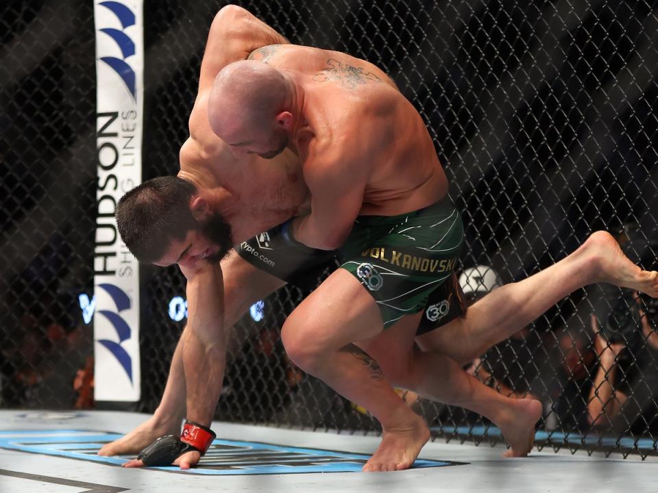 Alex Volkanovski (right) kept pace with Islam Makhachev in many of the grappling exchanges (Getty Images)