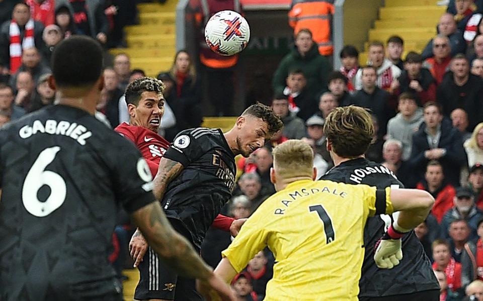 Roberto Firmino de Liverpool cabecea el segundo gol 2-2 durante el partido de la Premier League entre Liverpool FC y Arsenal FC en Anfield - John Powell/Liverpool FC vía Getty Images