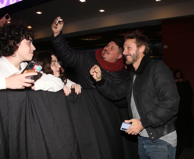 Siempre amable y atento con el público, Benjamín Vicuña posa para una selfie antes de comenzar la función. El actor chileno es uno de los integrantes del elenco de Felicidades. 