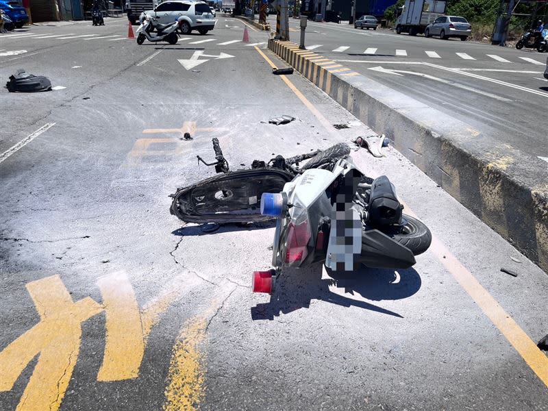 警用機車遭撞擊後當場起火。（圖／翻攝畫面）