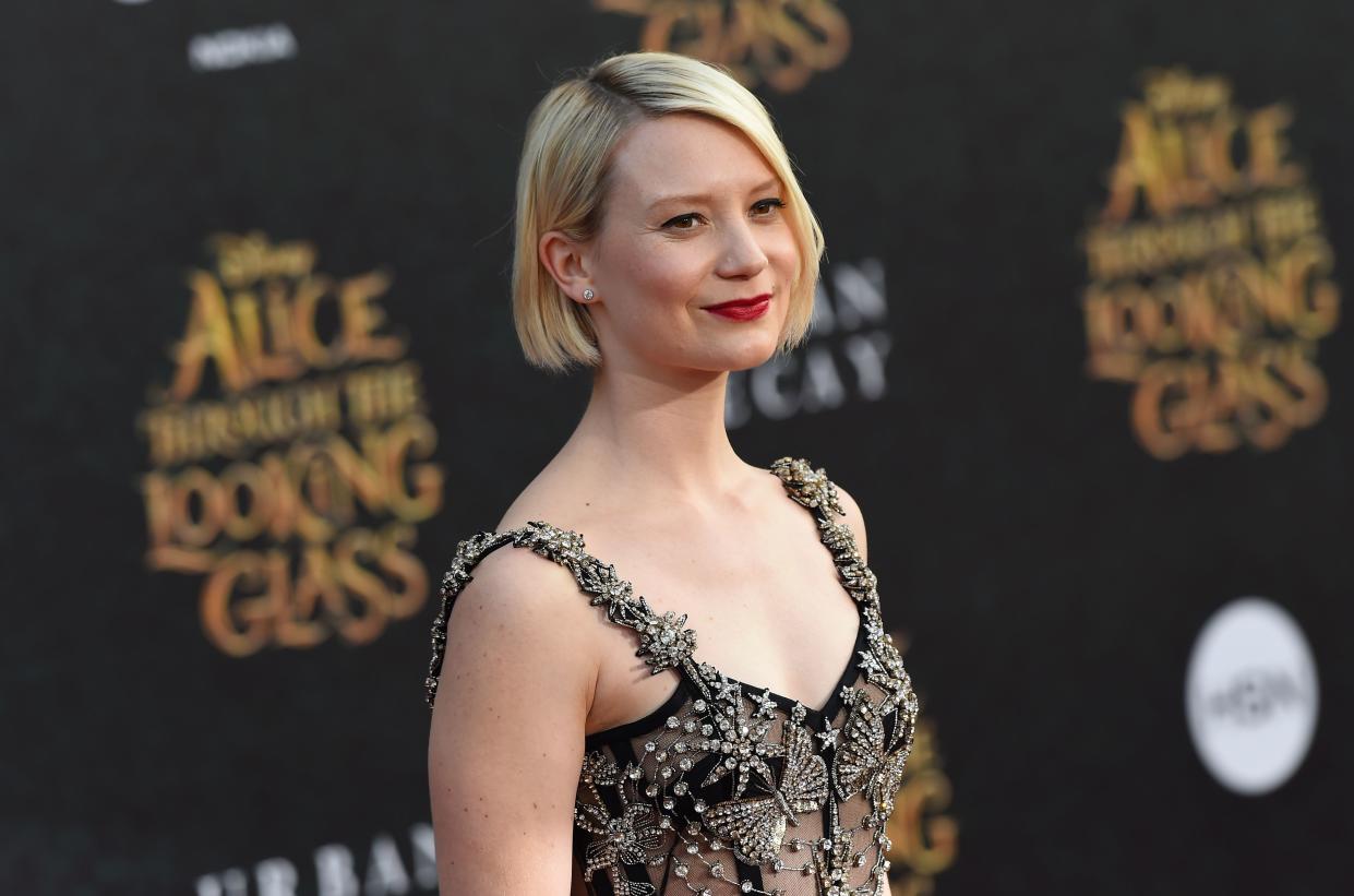 Mia Wasikowska decidió distanciarse de los focos de Hollywood al sentirse incómoda con el estilo de vida de una estrella de cine (Foto de Robyn Beck/AFP via Getty Images)