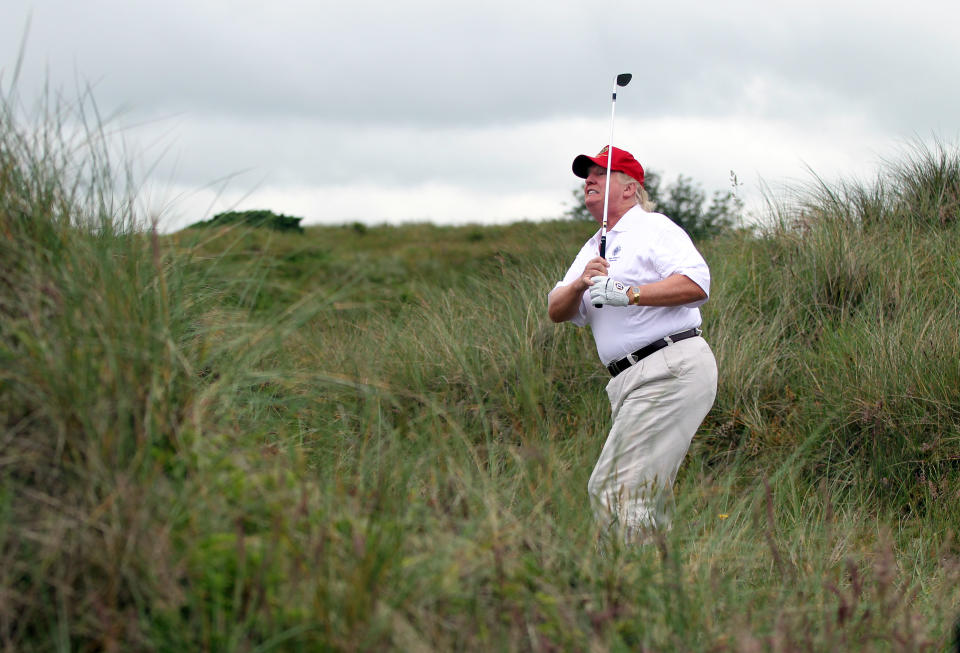 Donald Trump ließ es sich 2012 nicht nehmen, auf seinem neueröffneten Golfplatz im schottischen Balmedie eine Runde zu spielen. (Bild: Getty Images)