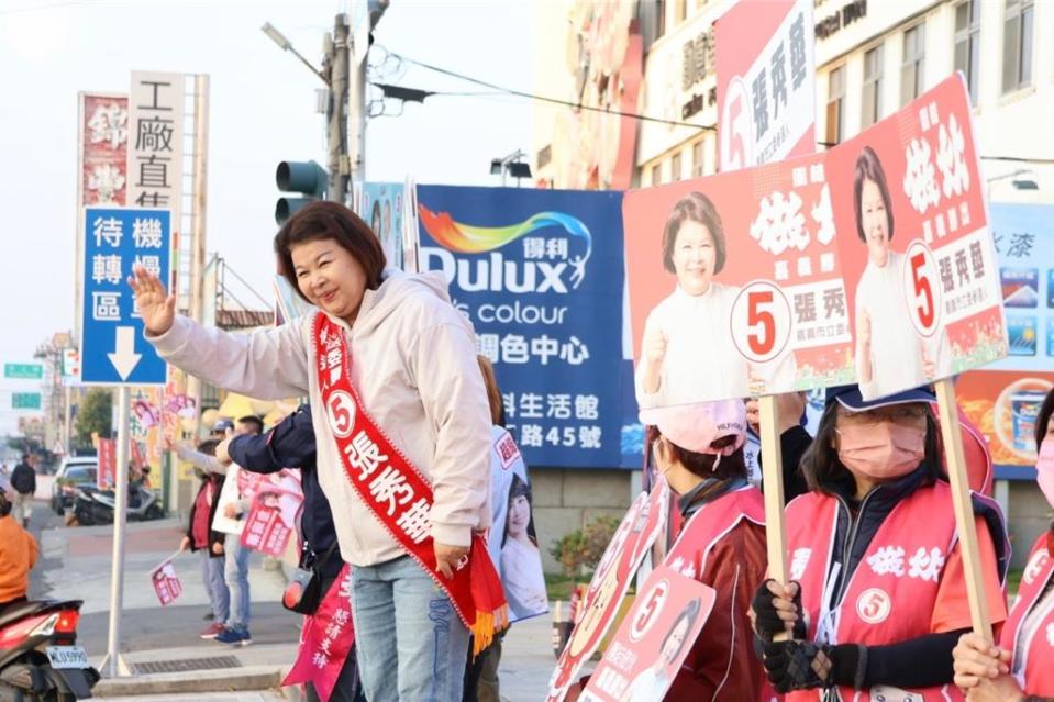 國民黨嘉義縣一選區海區立委候選人詹琬蓁，與國民黨嘉義市立委候選人張秀華聯袂在嘉義縣水上鄉民生社區路口拜票。（詹琬蓁競選團隊提供∕呂妍庭嘉義傳真）