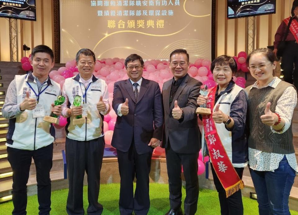 新北市泰山區清潔隊長鄧淑華（右二）榮獲行政院環保署評選模範清潔隊長，獲環保署長張子敬頒獎表揚。　（新北環保局提供）