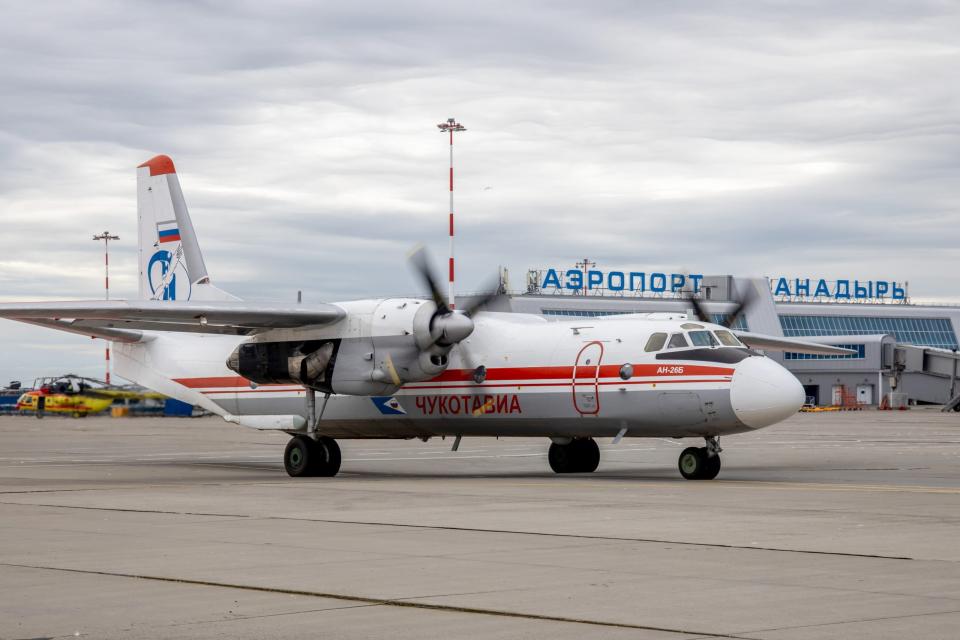 Eines der betroffenen Flugzeuge, eine Antonov An-26, hier auf dem Flughafen Ugolny. - Copyright: picture alliance/dpa/TASS | Marina Lystseva