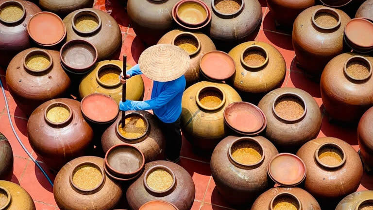  Pots and person. 