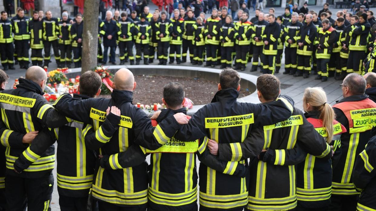 Feuerwehrmänner trauern in Augsburg um ihren toten Kollegen.