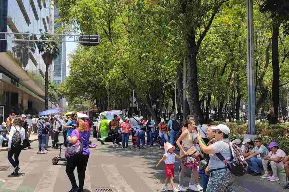 Maestros del CNTE realizan bloqueo en Reforma 